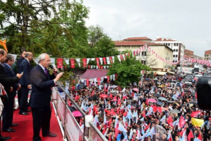 Kılıçdaroğlu, yağmura rağmen kendisini karşılamaya gelen Çubuklulara seçim otobüsünün üzerinden seslendi.