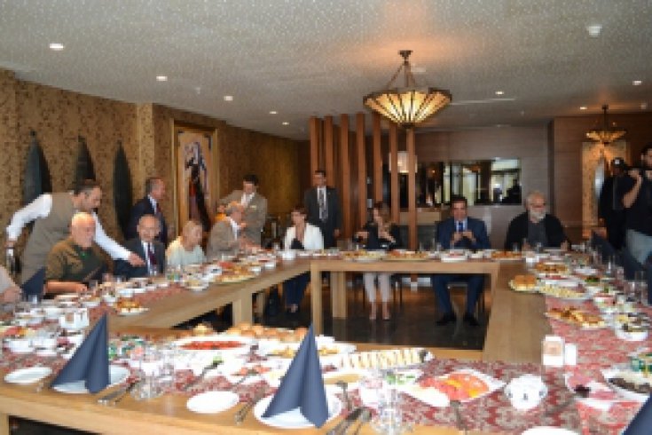 Kılıçdaroğlu, gazetecilerle kahvaltıda