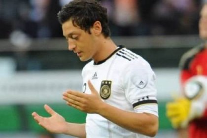 Mesut Özil'den anlamlı hareket