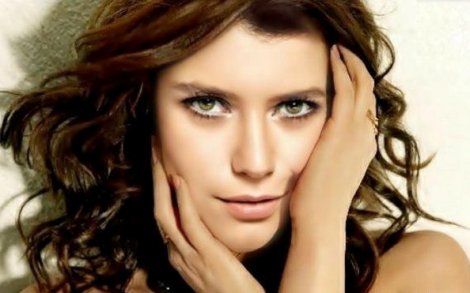 Beren Saat sosyal projelere destek veriyor