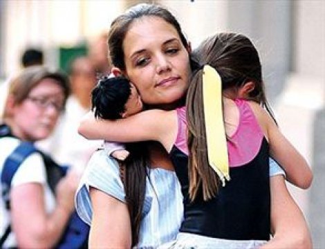 Katie Holmes'a Scientology tarikatı uyarısı