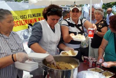 Alevi örgütleri THY grevine destek çıktı, grevcilere 'etli pilav' dağıttı