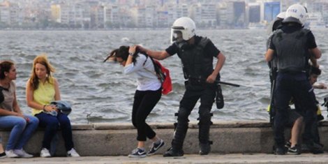 İzmir'de genç kızın saçını çeken polislere soruşturma