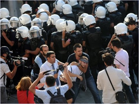 Polis gazetecileri de yaraladı!