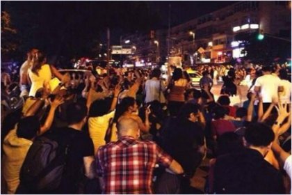 Sabah ve Takvim binasının önünde protesto