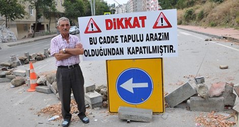 Arazisine yol yapan belediyeye tepki gösterdi