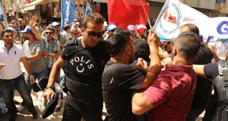 Şişecam işçilerinden AK Parti önünde eylem