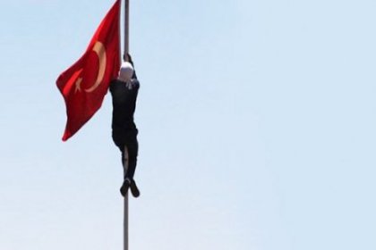 Bayrağı indirenin kimliği tespit edildi