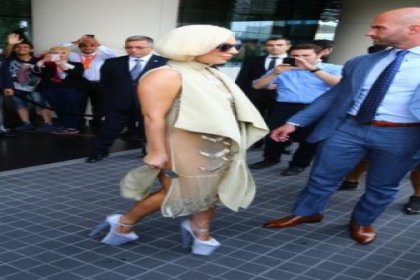 Lady Gaga'nın gelişi de gidişi de olay oldu