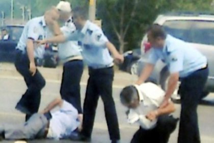 Minibüsçüler ve polis arasında 65 yaş kavgası