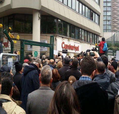 Gazeteciler, Dündar ve Gül için Cumhuriyet önünde. Susmayacağız!