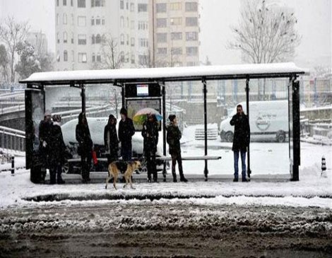 İstanbul'da hayatı durduran kar