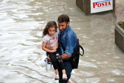 Adana’da yağmur yaşamı felç etti