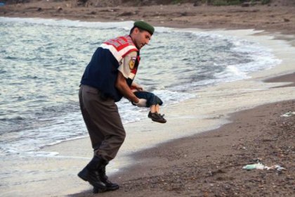 Aylan bebeğe hakaret etti, polis evini bastı