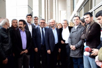 CHP'liler Can Dündar ve Erdem Gül'ü yalnız bırakmadı