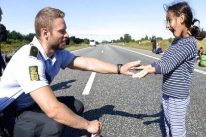 Danimarkalı polis memuruna dünyadan evlilik teklifi yağıyor
