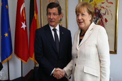Davutoğlu Almanya Başbakanı Angela Merkel ile bir araya geldi