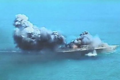 İran maket Amerikan gemisi batırdı
