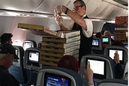 Pilot yolculara pizza ısmarladı