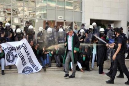 İzmir'de avukatlara saldırı: 25 gözaltı