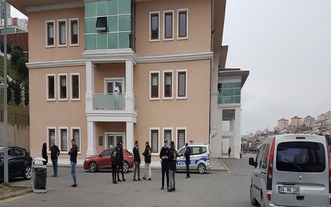 Başakşehir'de bir Öğretmenin, öğrencilere 'falçata' göstererek tehdit ettiği iddia edildi