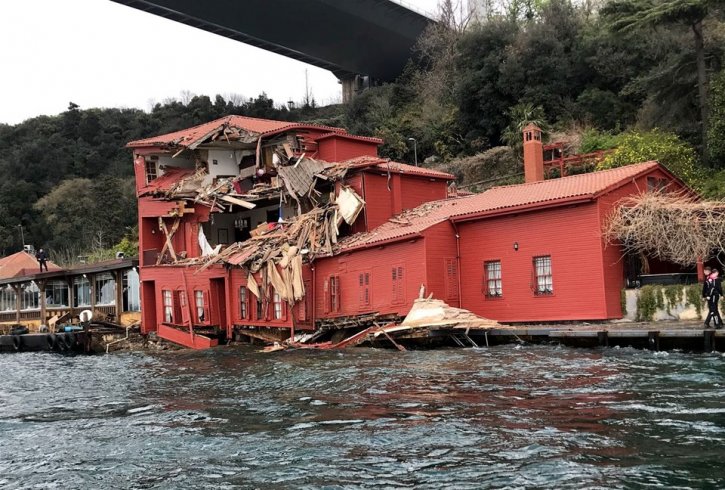 İstanbul Boğazı'nda gemi yalıya çarptı