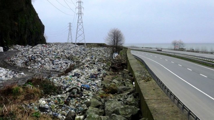 Karadeniz sahil yolu çöplüğe döndü