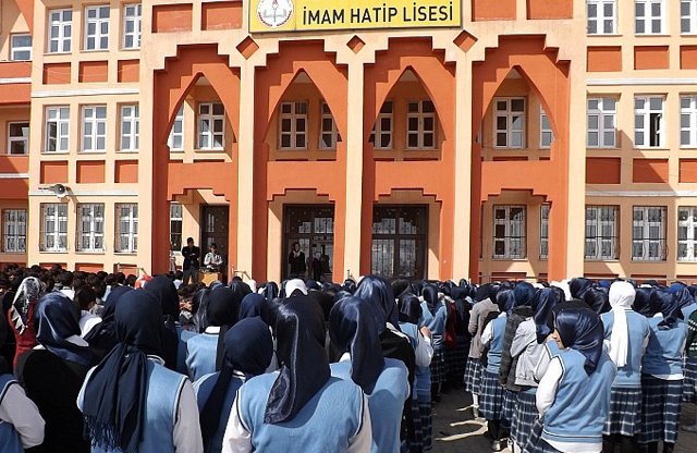 Proje okulların çoğu imam hatip oluyor, başarılı öğrenciler isteseler de istemeseler de imam hatiplere yönlendirilecek