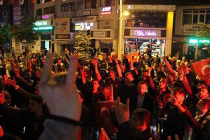 Bolu'da HDP binasına saldıran ülkücüler parti bayraklarını yaktı