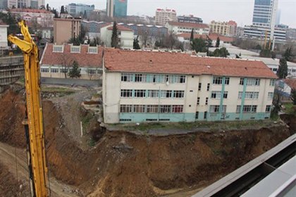 Valilik eğitim durdu demişti ama öğrenciler hala okulda