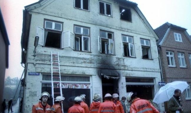 Almanya'da ırkçılar tarafından kundaklanan evde yaşamlarını yitiren Türkler 27'nci yılında anılıyor