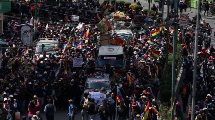 Bolivya'da cenazeleriyle yürümek isteyen darbe karşıtlarına polis müdahalesi