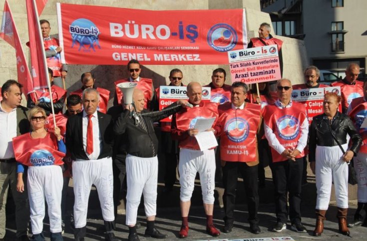 Büro İş Sendikası zamları don giyerek protesto etti: 'Bu gidişle hükümet vergi, harç ve zam adı altında donumuza kadar haraç alacak'