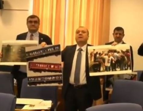 CHP'li vekiller Ulaştırma Bakanı Turhan'ı bütçe komisyonunda Çorlu tren faciasının fotoğraflarıyla karşıladı