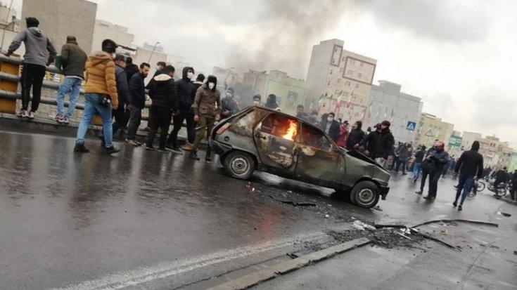 İran Devrim Muhafızları yaklaşık 100 protestocuyu gözaltına aldı