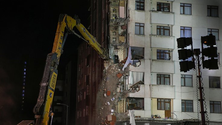 Kartal'da riskli binalardan ilkinin yıkımına başlandı