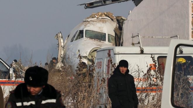 Kazakistan'da yolcu uçağı düştü: En az 14 kişi hayatını kaybetti