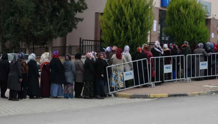 Kilis'te 6 aylık iş için geceden kuyruk oluştu