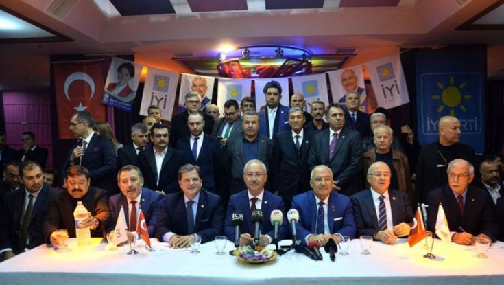 Mersin'de MHP'den istifa eden meclis üyeleri İYİ Parti'ye geçti