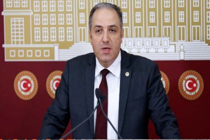 'AK Parti milletvekili Mustafa Yeneroğlu, partideki tüm görevlerinden istifa ettiğine dair yazıyı yetkililere verdi'