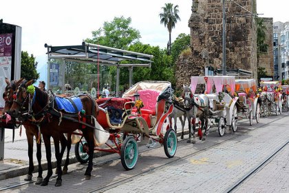 Antalya’da faytonlar kaldırılıyor