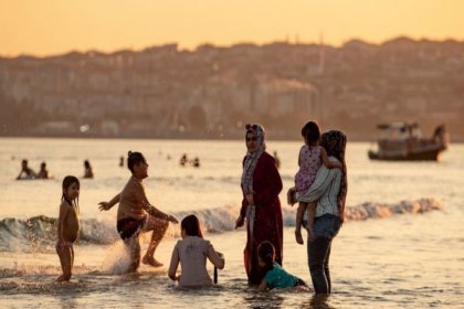 Guardian: Türkiye'deki gözaltıların boyutu Suriyelilere yönelik açık kapı politikasının tamamen değiştiğinin işareti