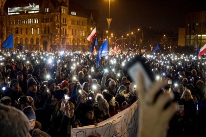 Polonya'da hükümet yargıya müdahale etti, binlerce kişi sokaklara döküldü