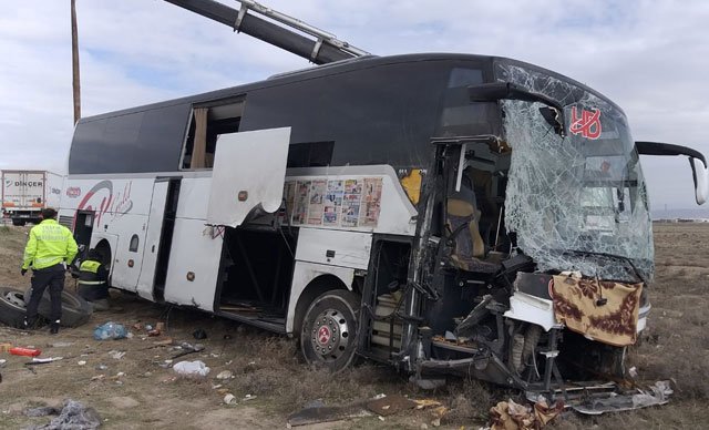 Aksaray'da yolcu otobüsü TIR'a çarptı: 44 yaralı