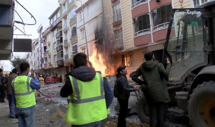 Esenyurt'ta iş makinesi doğal gaz borusunu patlattı