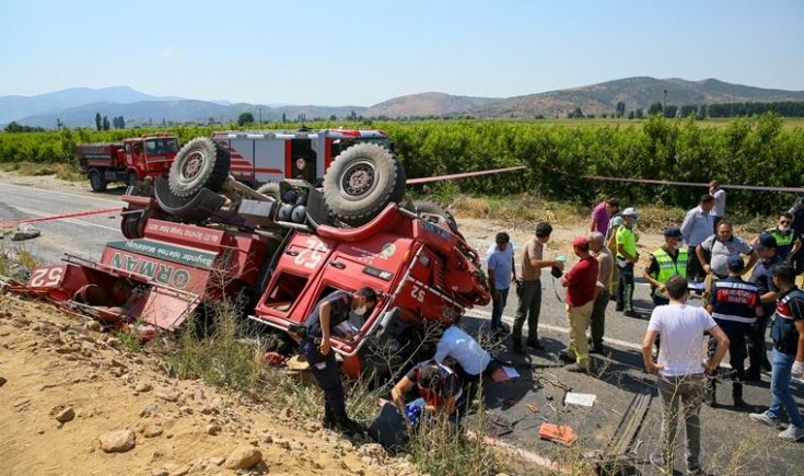 İzmir'de yangına giden arazöz devrildi: 2 ölü, 2 yaralı