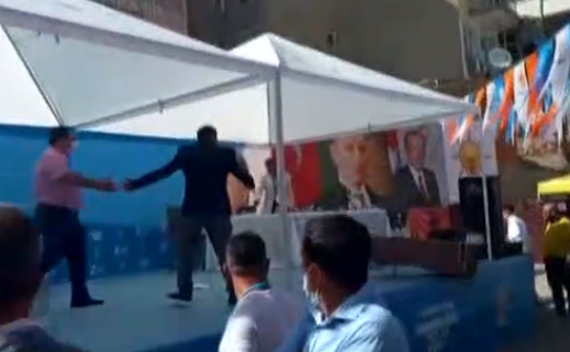 Kongrede adaylığı düşürülen AKP'li, kürsüyü tekmeledi