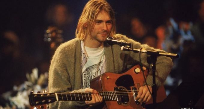 Kurt Cobain’in gitarı rekor fiyata satıldı