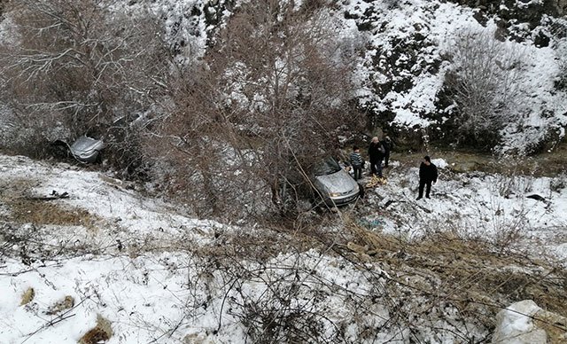 Otomobil takla atarak dere yatağına yuvarlandı: 5 kişi yaralı