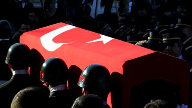 Suriye'nin İdlib bölgesinde zırhlı ambulansa yapılan saldırıda bir askerimiz şehit oldu, 2 askerimiz yaralandı